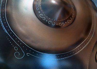 Grabado dibujo decorativo en handpan personalizado.