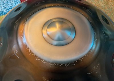 Grabado dibujo decorativo en handpan personalizado.