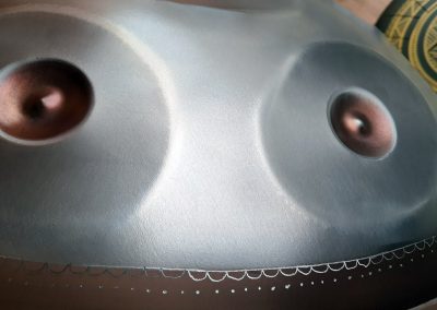 Grabado dibujo decorativo en handpan personalizado.