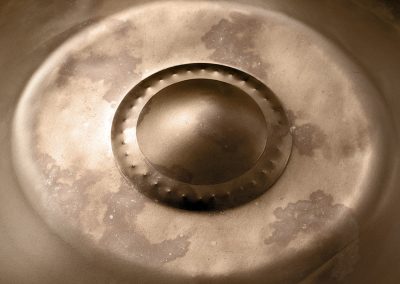 Ding de un handpan decorado con relieve en puntillismo