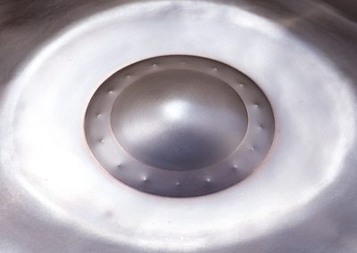 Ding de un handpan decorado con relieve en puntillismo